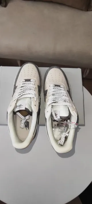 Nike Air Force 1 '07 blanco roto y gris oscuro