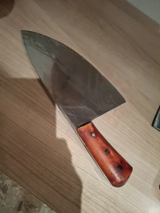 Coltelli da macellaio in metallo e legno