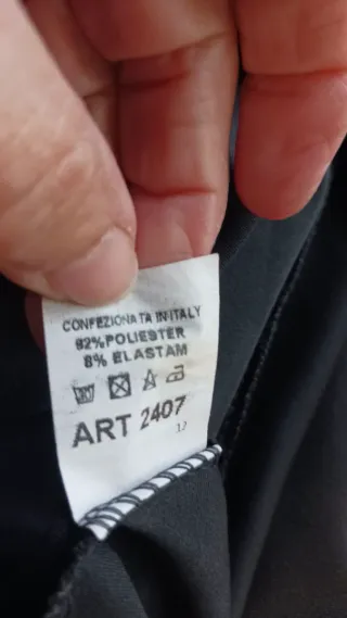 Vestido Negro con Detalles Dorados