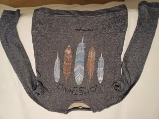 Sudadera gris con estampado de plumas