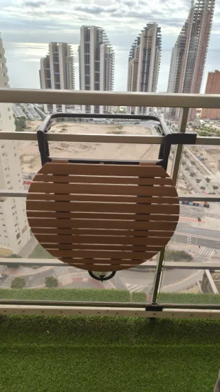 Mesa plegable balcón madera y metal. Nueva sin uso