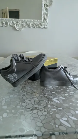 Zapatillas grises con pedrería