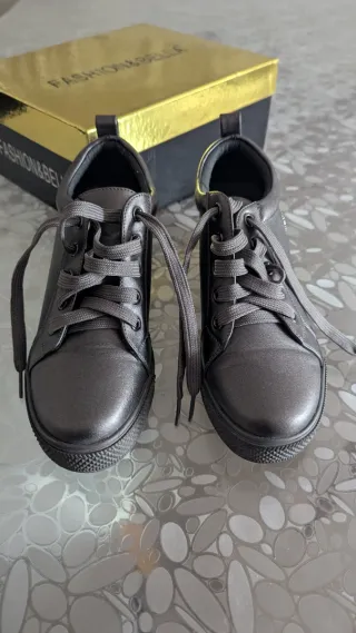 Zapatillas grises con pedrería