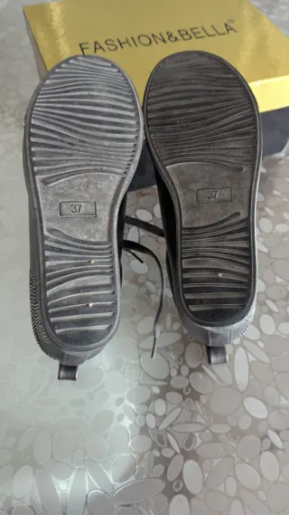Zapatillas grises con pedrería