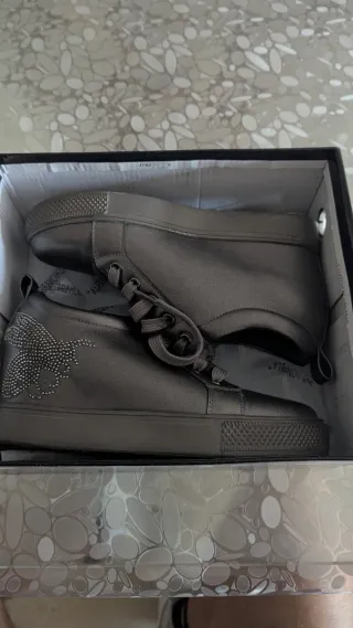 Zapatillas grises con pedrería