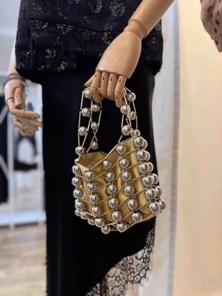 Bolso fiesta dorado con bolas plateadas