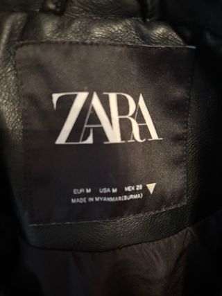 Cazadora efecto piel Zara negra