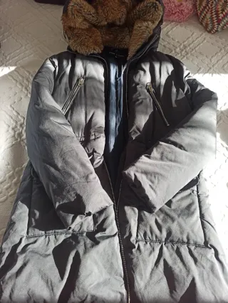 Abrigo gris con capucha de pelo