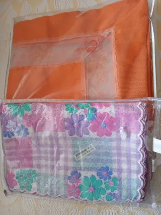 Set 2 tovaglie 1 floreale arancione e l'altra a qu