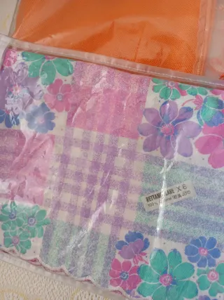 Set 2 tovaglie 1 floreale arancione e l'altra a qu