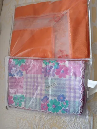 Set 2 tovaglie 1 floreale arancione e l'altra a qu