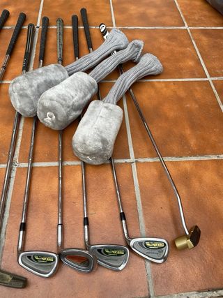 Estuche MacGregor vintage y palos de golf (11)