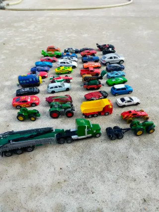 Lote de 40 coches y camiones de juguete