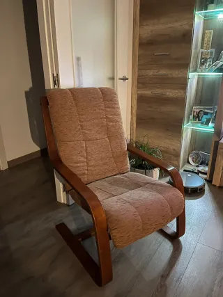 Poltrona in tessuto e legno