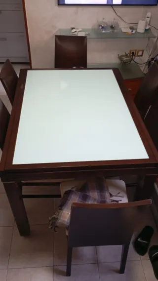 Mesa de comedor de madera y cristal con 6 sillas