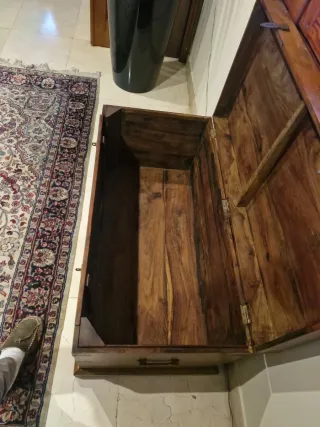 Baúl de madera estilo colonial