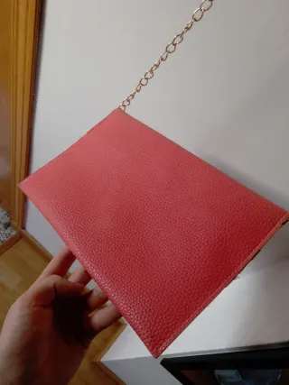 Bolso de mano rosa con cadena dorada