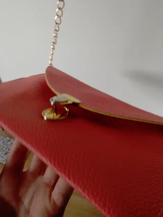 Bolso de mano rosa con cadena dorada