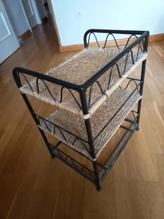 Mesita de noche 2 estantes mimbre