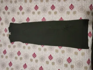 Vestido elástico verde con abertura