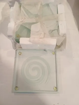 Set sottobicchieri e bottiglia in vetro