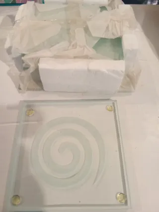 Set sottobicchieri e bottiglia in vetro