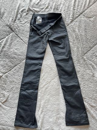 Pantalones imitación cuero acampanados grises