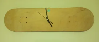 Reloj de skate de madera
