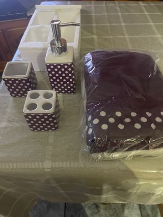 Conjunto baño morado lunares