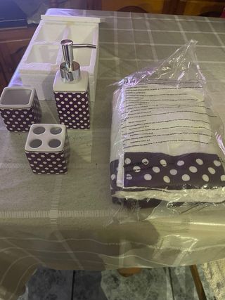 Conjunto baño morado lunares