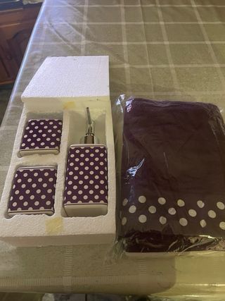 Conjunto baño morado lunares