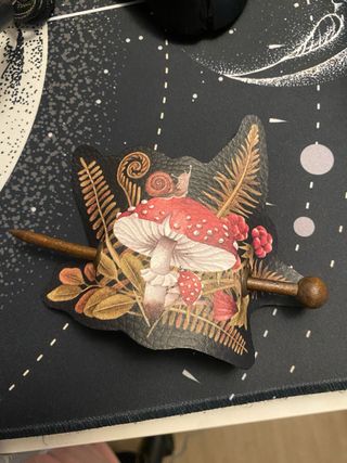 Pasador pelo madera diseño seta y caracol