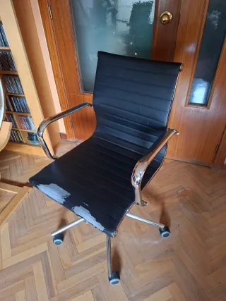 Due sedie da ufficio cromate e in pelle nera