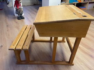 Pupitre de madera infantil