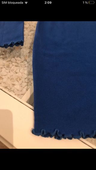 Vestido azul y pendientes strativarius