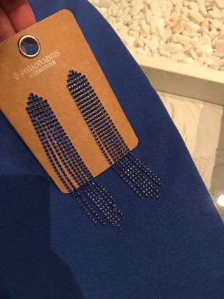 Vestido azul y pendientes strativarius