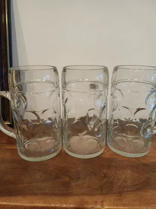 Grandi brocche di vetro per birra