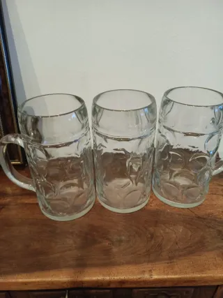 Grandi brocche di vetro per birra