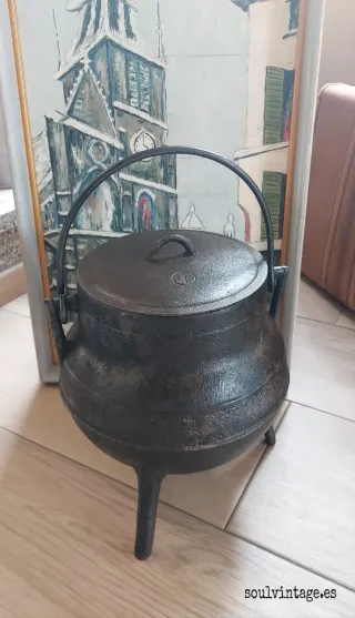Antiguo pote de hierro fundido con tapa
