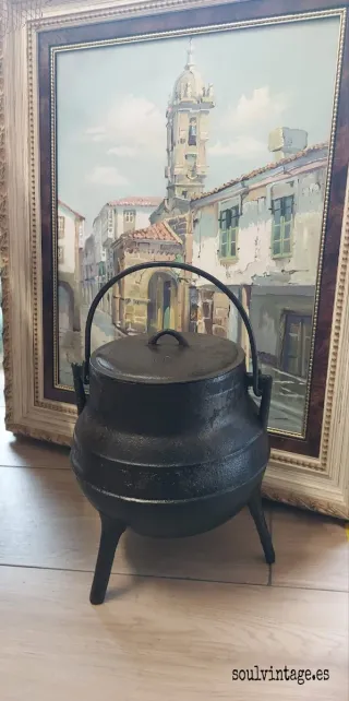 Antiguo pote de hierro fundido con tapa