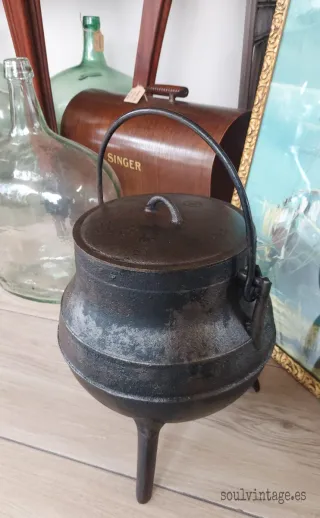 Antiguo pote de hierro fundido con tapa