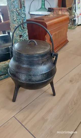 Antiguo pote de hierro fundido con tapa