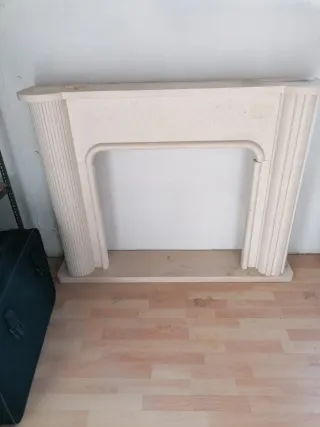 Chimenea de piedra caliza beige