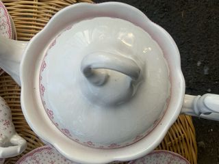 Splendido set da tè La Cartuja de Sevilla con delicato design di giglio