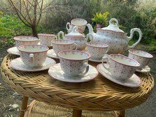 Splendido set da tè La Cartuja de Sevilla con delicato design di giglio