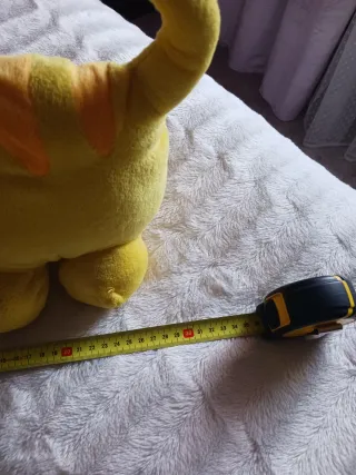 Dulce gatito de peluche amarillo