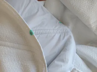 Biancheria da letto bianca e rosa