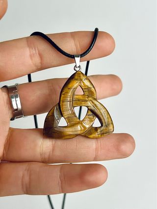 Colgante Triqueta Celta Mineral Ojo de Tigre