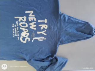 Sudadera azul con estampado New Roads