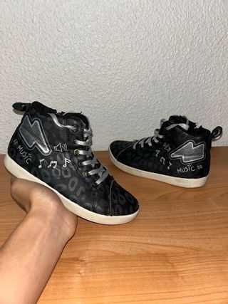 Zapatillas altas negras y plateadas